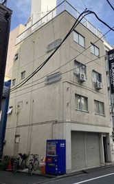 【建物外観】ビル1階入口の「日中通商株式会社」の表記が目印です。
お連れ様と別々に来られる場合はこちらの目印をお伝えいただくことを推奨します。 - SOLARI Rental Studio 日本橋 SOLARI レンタルスタジオ 日本橋の外観の写真