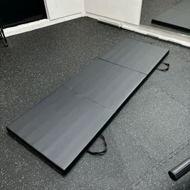 【NEW】ストレッチマット(180×60厚さ5.5cm) - レンタルジム BLAZE LILLY(ﾌﾞﾚｲｽﾞ ﾘﾘｰ) 完全個室・完全予約制レンタルジムの室内の写真