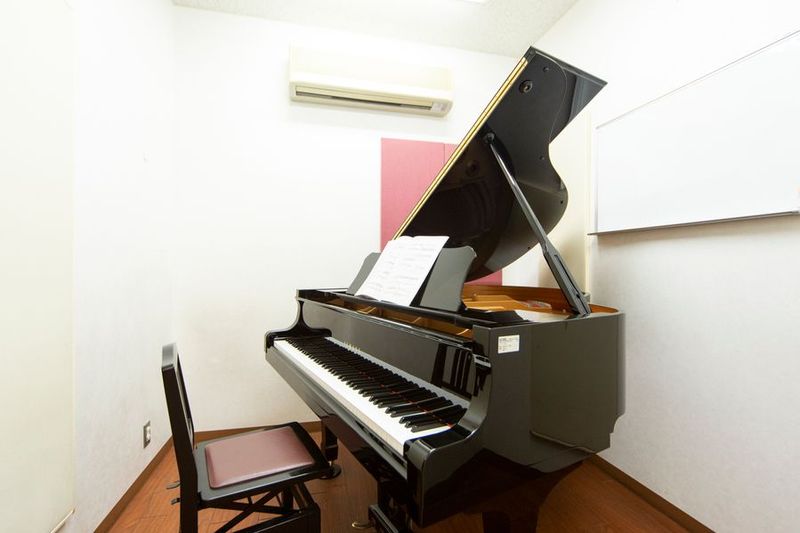 湘南モールセンター グランドピアノ防音練習室の室内の写真