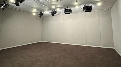 天吊り照明 - 南麻布MICStudio 配信収録スタジオの室内の写真