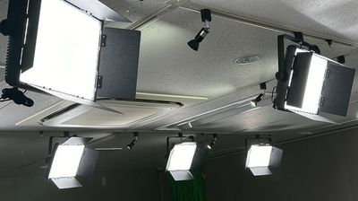 NANLITE製の天吊り照明を完備しております - 南麻布MICStudio 配信収録スタジオの室内の写真