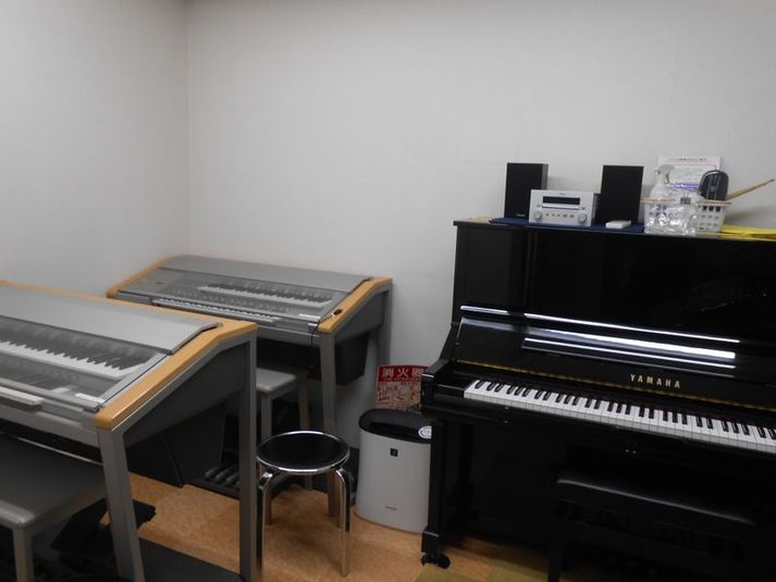 茨木センター アップライトピアノとエレクトーンとドラム　Room１０の室内の写真