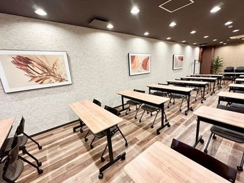 【壁のアートやおしゃれなライトがあり、まるでカフェのようなおしゃれな雰囲気♪】 - TIME SHARING 竹橋 廣瀬第2ビル B1Fの室内の写真