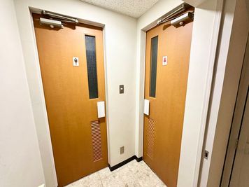 【共用部には男女別トイレがございます】 - TIME SHARING 竹橋 廣瀬第2ビル B1Fの設備の写真