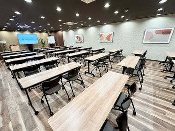 【会議室内のプロジェクター、司会台、ホワイトボードなど、無料備品も充実しております】 - TIME SHARING 竹橋 廣瀬第2ビル B1Fの室内の写真