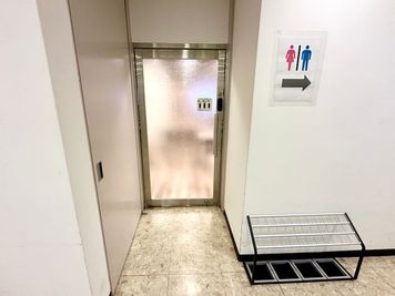【エレベーターを降りて右手に進むとスペース入り口の扉がございます】 - TIME SHARING 竹橋 廣瀬第2ビル B1Fの入口の写真