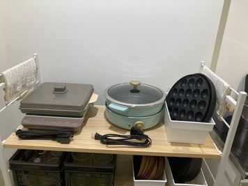 電熱調理器具（IHクッキングヒーターと電気鍋（たこ焼きプレート、平プレート） - セルテ レンタルルーム  Ｍ２（えむに） セルテ Ｍ２（えむに）の設備の写真