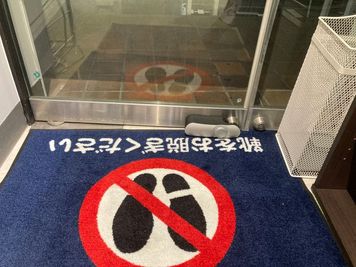 室内は土足禁止です。
靴を脱いでご入室ください。
※土足で入室された場合クリーニング費用を請求させて頂きます。 - セルテ レンタルルーム  Ｍ２（えむに） セルテ Ｍ２（えむに）の入口の写真