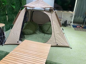 テント内にはフカフカの芝生クッション4個が入ってます - セルテ レンタルルーム  Ｍ２（えむに） セルテ Ｍ２（えむに）の設備の写真