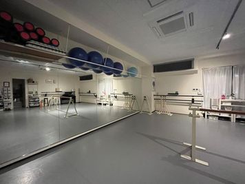 照明が２パターンあります（ライティングレールのオレンジ系の照明の場合） - クロア第２スタジオ 本格ダンストレーニングができるレンタルスタジオの室内の写真