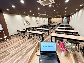 【司会台から全員とコミュニケーションが取れる距離】 - TIME SHARING 竹橋 廣瀬第2ビル B1Fの室内の写真