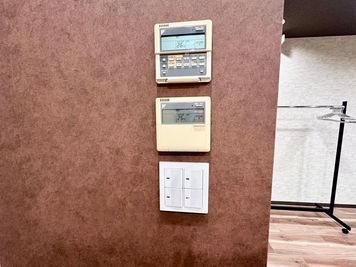 【室内に専用エアコンがあるので温度設定を自由に変更可能です。リモコンは入口ドアから入ってすぐ右の壁にございます】 - TIME SHARING 竹橋 廣瀬第2ビル B1Fの設備の写真