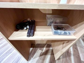 【司会台には延長コードなどの細かい備品を設置しております】 - TIME SHARING 竹橋 廣瀬第2ビル B1Fの設備の写真