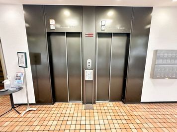 【エレベーターで地下1階に降りてください】 - TIME SHARING 竹橋 廣瀬第2ビル B1Fの入口の写真