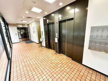 【1階エレベーターホール】 - TIME SHARING 竹橋 廣瀬第2ビル B1Fの入口の写真
