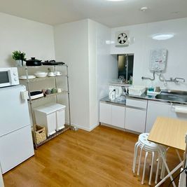 キッチンスペース：白を基調とした清潔感のあるキッチンです - RundRond　-るんどろんど- キッチン付きレンタルスペース（多目的スペース）の室内の写真