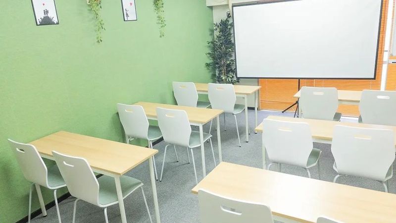 12名着席ならゆったりとセミナー、勉強会などができます - 会議室 IFs 西新宿 会議室IFs西新宿(旧ユアスマイルⅣ)安くて便利で綺麗な会議室♪の室内の写真