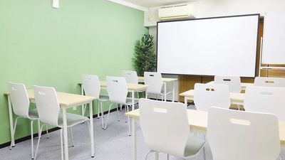 左サイドの絵やグリーンは簡単にはずせます。 - 会議室 IFs 西新宿 会議室IFs西新宿(旧ユアスマイルⅣ)安くて便利で綺麗な会議室♪の室内の写真