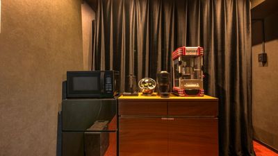 映画館といえばやっぱりコレ！
コーヒーメーカーとポップコーンマシンもご用意いたしました。 - 455_SpemoCINEMA渋谷神南 レンタルスペースの室内の写真