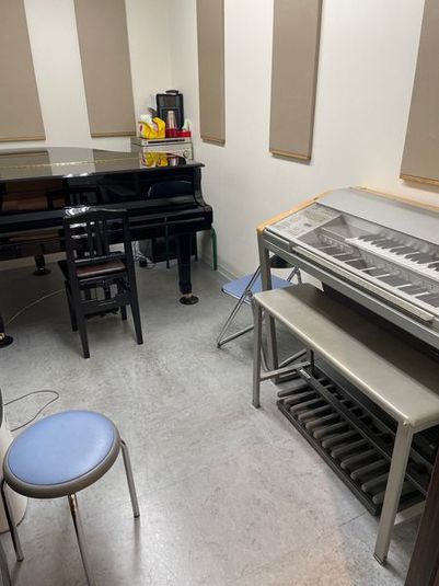 グランドピアノとエレクトーンがそれぞれ１台ずつ置いています。 - ミュージックセンター泉佐野 グランドピアノ・エレクトーン防音部屋　Ｓ２の室内の写真