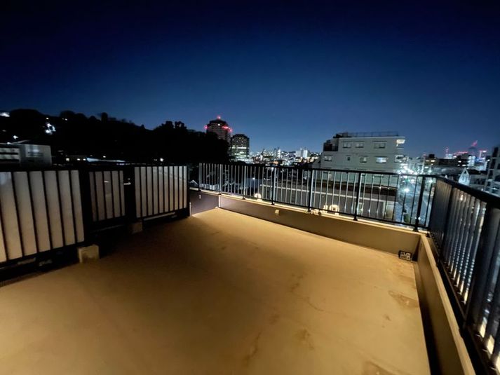 ５F　屋上スペース - URBAN TABLE　（横濱ブラッスリー　アーバンテーブル）