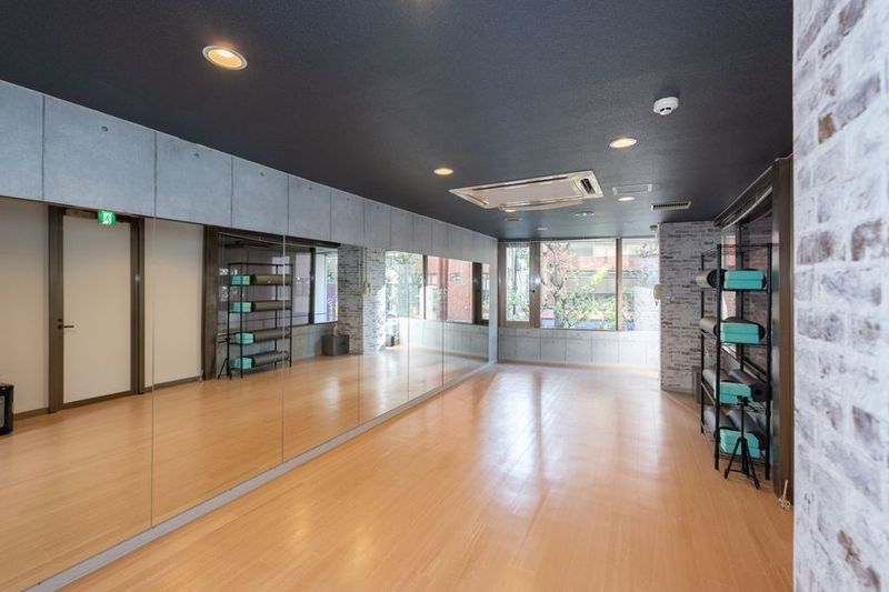 2面鏡で多人数でも広々ご利用可能なスペースです。 - スタジオOneStep＿新宿 新宿で一番駅近＆最安＆広い　ダンス・ピラティス等の多目的スタジオの室内の写真