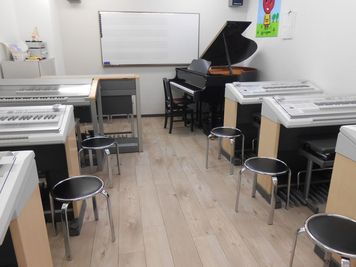 ヤマハミュージック直営教室！ グランドピアノが弾けるお部屋やピアノとエレクトーン両方演奏できるお部屋があります。 - 茨木センター