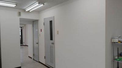 左のドアは「トイレ」

右のドアは「倉庫1」
ほうき・塵取り・モップ・掃除機・脚立・カットマット、バケツ・雑巾、他 - サンホームセキュリティーの室内の写真