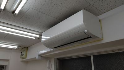 電力契約30Aですので、冷暖房機器は1台のみ使用でお願いします。（2台同時に使用するとブレーカーが落ちる場合があります） - サンホームセキュリティーの室内の写真
