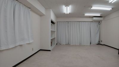 多目的スペース
常時遮光二重カーテンで暗室にしています。
必要に応じて会議スペースから椅子・机を移動し、カーテンを開けてご利用になれます。 - サンホームセキュリティーの室内の写真