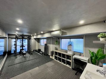 ジム全体 - UtMost GYM（アットモストジム） 新宿のトレーニングが映えるお洒落なレンタルジムの室内の写真