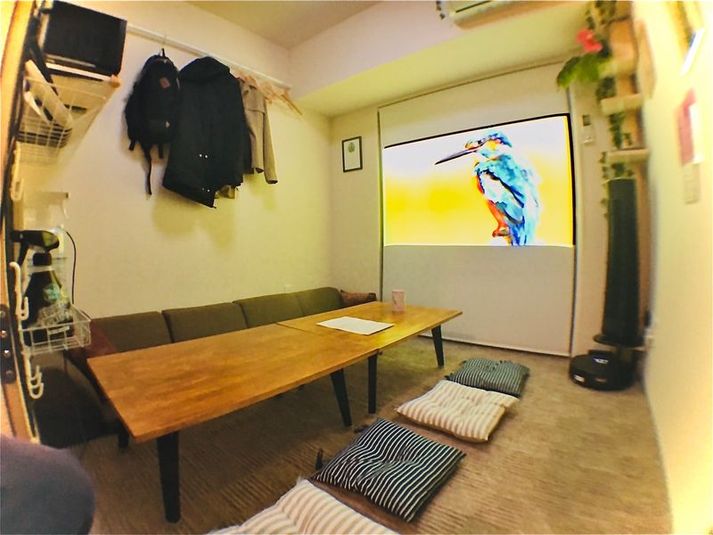 結構広い？！
大画面FULL HDロールスクリーン！！

テレビ（無料）
映画、ゲーム、スマホ、PC！ - 【遊び基地＆会議スペース】DECO新宿3丁目 1～2名プラン【新宿】繁華街ど真ん中❣基地や仕事に！設備充実！の室内の写真