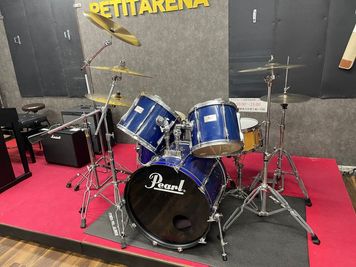 ドラムセットも配備、スタジオでは珍しいチャイナシンバルもあります。 - 【流山市】音楽スタジオ・ダンス・卓球の【PETIT ARENA】 【直前割あり】流山市の音楽スタジオです。バンド練習、教室に最適の室内の写真