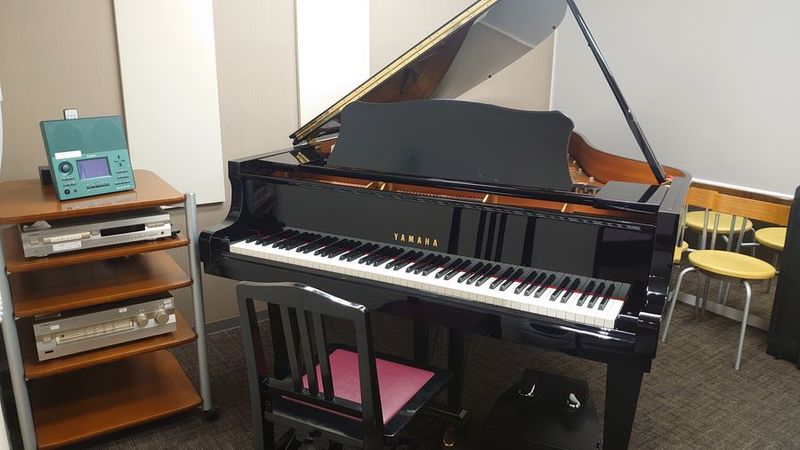 グランドピアノ - ミュージックアベニュー岡山 グランドピアノ練習室　S4教室の室内の写真