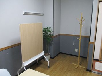 木目調ホワイトボードがご使用頂けます。 - スペースレンタル相模原 ４０４号室の室内の写真