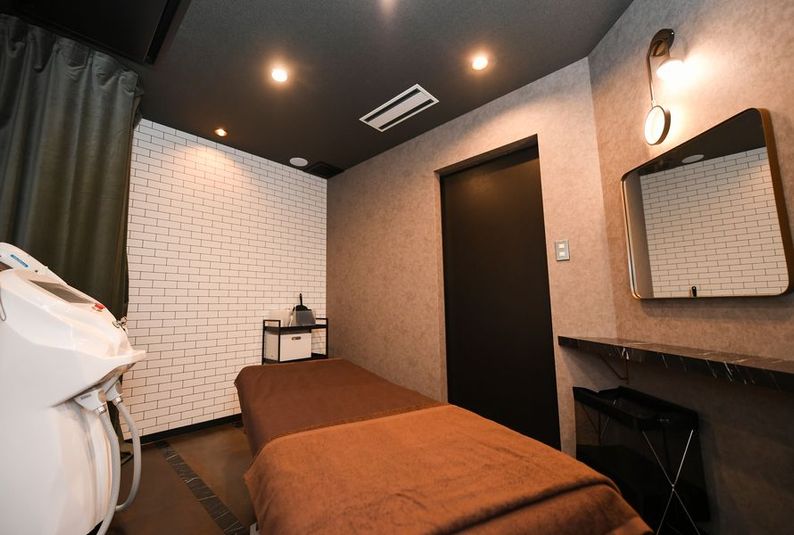 ドレッサー、施術ベッドを完備
完全個室制になっておりますので、
エステ・マッサージ・整体などのプロの方々のお仕事の場としてオススメです。 - ワンフットビル Beauty Lounge 霞 KASUMIエステサロンレンタルの室内の写真