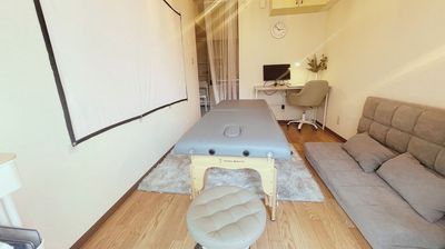 ベッドをお部屋の中心に置けばマッサージやフェイシャルなどゆったりと施術ができます - レンタルスペース代々木上原 代々木上原駅近10秒マルチレンタルスペースの室内の写真