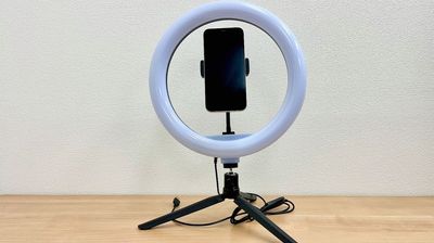 LEDライト付き撮影用スマホスタンド（133cmまで伸長） - レンタルスペースLimone(リモーネ)水道橋の設備の写真