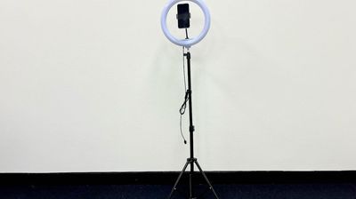 LEDライト付き撮影用スマホスタンド（133cmまで伸長） - レンタルスペースLimone(リモーネ)水道橋の設備の写真