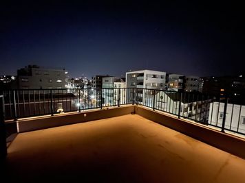 周りに高い建物がないため、360°すべて見渡せます。 - URBAN TABLE　（横濱ブラッスリー　アーバンテーブル） ５F　屋上スペースの室内の写真