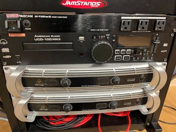 [パワーアンプ]
BEHRINGER iNUKE NU1000

[パワーディストリビューター]
TASCAM AV-P25RMKⅢ
 - ジェリージャムスタジオ 完全防音スタジオの設備の写真