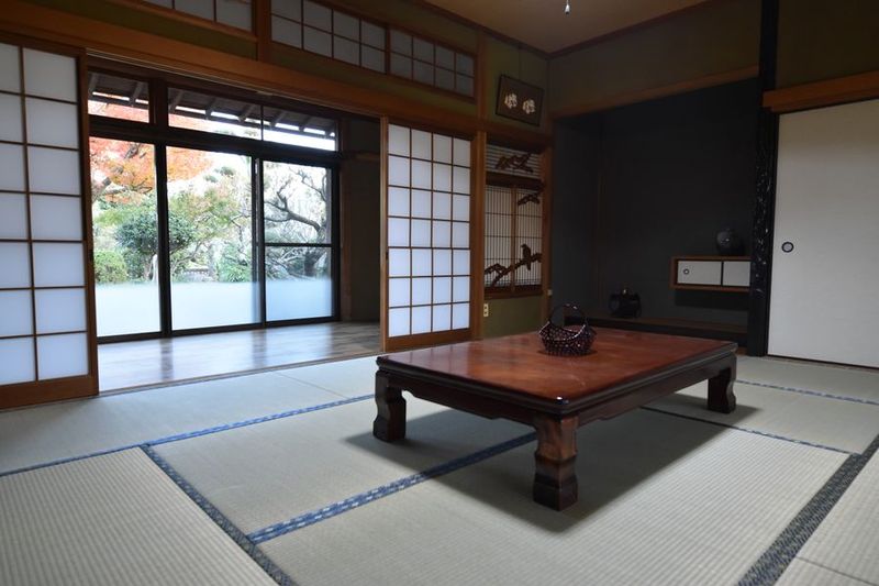 テーブル（座卓）2台あり。ご自由にお使いください。 - 糸島泊古民家 レンタルスペースの室内の写真