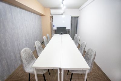 《RIVERLD新宿》 【新宿駅徒歩1分】最大10名/会議室/セミナー/ボドゲ 新宿Ｂの室内の写真