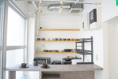 ミニキッチンは水道付き。調理器具と12人分の皿やコーヒーカップを用意しています - ギャラリー&スタジオnolla 銀座・築地の室内の写真