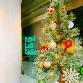 #クリスマス2023 - EmoLab Cafe キッチン付きカフェ・イベントスペースの室内の写真