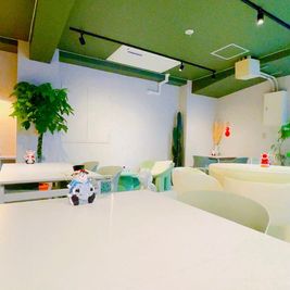 #クリスマス2023 - EmoLab Cafe キッチン付きカフェ・イベントスペースの室内の写真