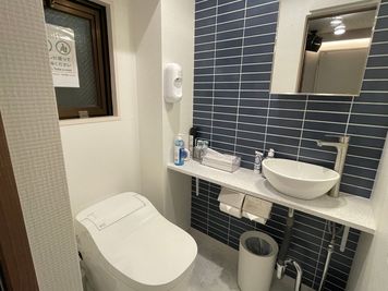 ウォッシュレット完備の洋式トイレ - カラオケBarうたたね　荻窪店 カラオケ付きレンタルスペースの室内の写真