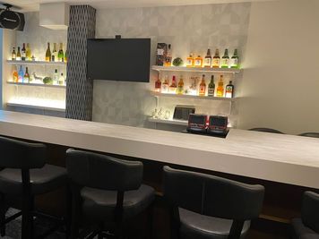 カウンターには椅子が11脚あります。 - カラオケBarうたたね　荻窪店 カラオケ付きレンタルスペースの室内の写真
