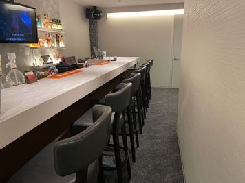 カウンター11席あり - カラオケBarうたたね　荻窪店 カラオケ付きレンタルスペースの室内の写真