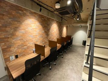 B1F：コワーキングフロア
こちらは作業没頭用コワーキングスペースとなっており、私語、WEB会議、食事などは禁止のフロアとなっています。 - ExeWorks上野 【1時間500円！】24h利用可⭐用途別3フロアのコワーキング♪の室内の写真